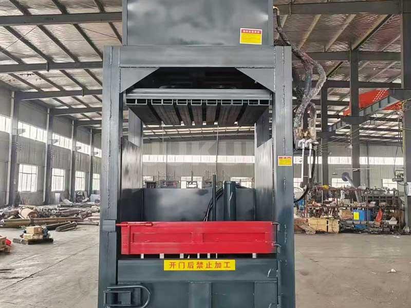Compact Efficiency Vertical Baler Operation