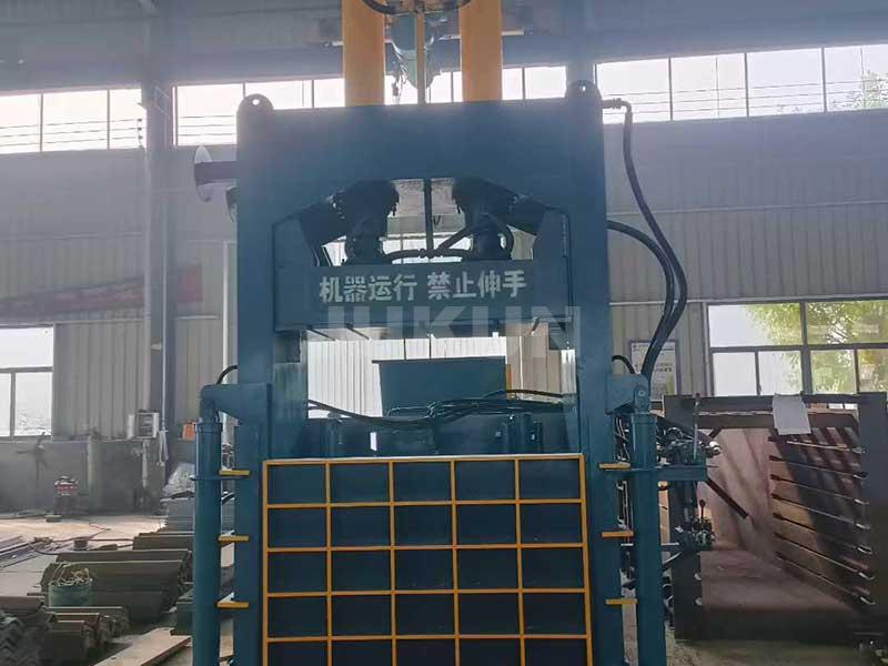 Baler machine operating